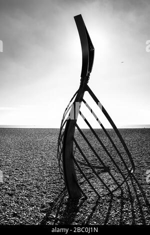 "The Landing"-Skulptur eines normannischen Langboots des Künstlers Leigh Dyer installiert 2016 am Strand von Hastings Stockfoto