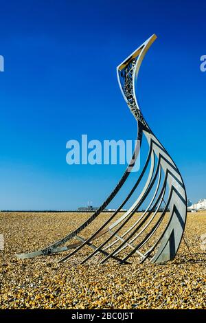 "The Landing", eine 2016 am Strand von Hastings installierte Skulptur eines normannischen Langboots des Künstlers Leigh Dyer Stockfoto