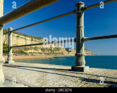 Blick auf East Cliff in Hastings, East Sussex, Großbritannien Stockfoto