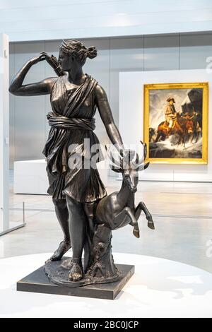 DIANA, RÖMISCHE JAGDGOTTHEIT IN BEGLEITUNG EINES DOE, BRONZE AUF DER GRUNDLAGE EINER SKULPTUR VON ATRIBUETED NACH LEOCHARES, GALERIE DER ZEIT, LOUVRE-LENS MUSEUM, LINSE, PAS-DE-CALAIS, FRANKREICH Stockfoto