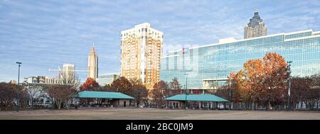 Blick auf die Skyline von Atlanta, Georgia in der Abenddämmerung an einem Herbstabend. Stockfoto
