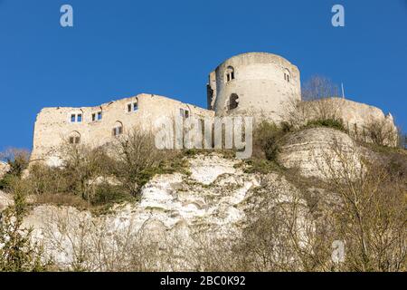 RUINEN DES CHATEAU GAILLARD, MILITÄRFESTUNG AUS DEM 12. JAHRHUNDERT IM MORGENNEBEL, LES-ANDELYS, (27) EURE, OBERE NORMANDIE, NORMANDIE, FRANKREICH Stockfoto