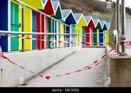 Strandhütten auf Barry Island sind abgetapelt, um den Zugang während der Covid-19-Krisen zu entmutigen. Stockfoto