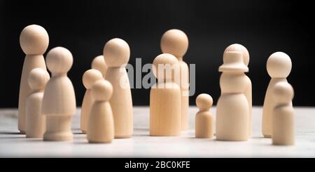 Viele menschliche Holzfiguren, Mann und Frau stehen. Konzept Personalabteilung, Talentmanagement, Personalbeschaffungsmitarbeiter Stockfoto