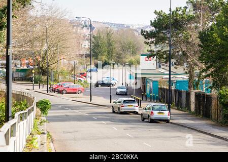 Die Straße und der Parkplatz am Bahnhof Barry sind an einem Wochentag morgens während der Covid-19-Krisen ungewöhnlich ruhig. Stockfoto