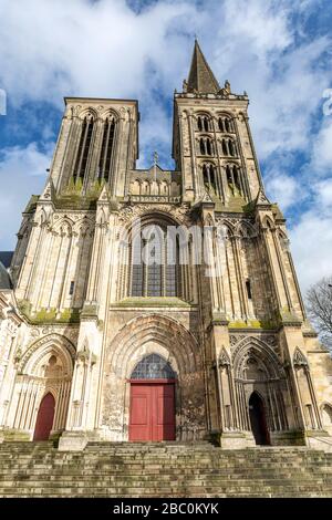 FASSADE DER KATHEDRALE SAINT-PIERRE, NORMANNISCHER OGIVAL-STIL, LISIEUX, PAYS D'AUGE, CALVADOS, NORMANDIE, FRANKREICH Stockfoto