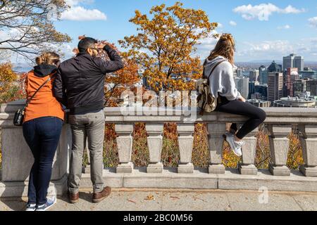 TOURISTEN SCHLENDERN AM KONDIARONK BELVEDERE UND HERBST COLORS, OBSERVATORIUM AUF DEM MONT-ROYAL MIT BLICK AUF DAS GESCHÄFTSVIERTEL, DIE STADT MONTREAL, QUEBEC, KANADA Stockfoto