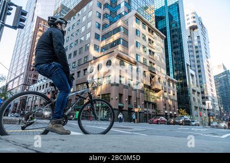 RADFAHRER IM GESCHÄFTSVIERTEL, RUE METCALFE UND BOULEVARD DE MAISONNEUVE, MONTREAL, QUEBEC, KANADA Stockfoto