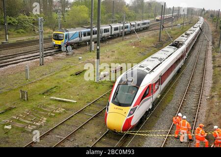 Feuer- und Rettungsdienst Verhalten der Mitarbeiter Notruf Versuche auf einem neuen LNER Azuma Hochgeschwindigkeitszug vor ihrer Einführung in Service, in York, Großbritannien Stockfoto