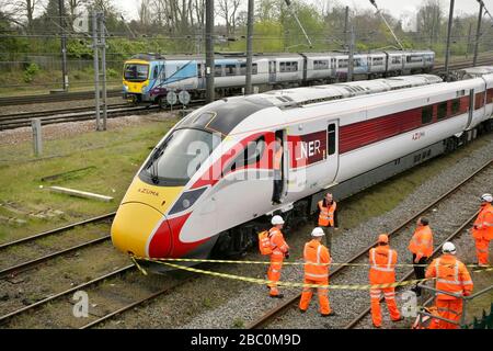 Feuer- und Rettungsdienst Verhalten der Mitarbeiter Notruf Versuche auf einem neuen LNER Azuma Hochgeschwindigkeitszug vor ihrer Einführung in Service, in York, Großbritannien Stockfoto