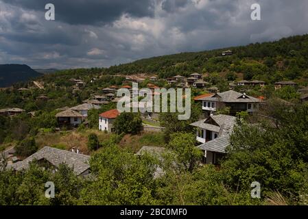 Wunderschönes Panorama. Sommerzeit entlang der Straßen des Dorfes Leshten, Bulgarien Stockfoto