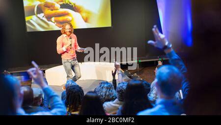 Sprecher auf der Bühne, der die Fragen des Publikums beantwortet Stockfoto