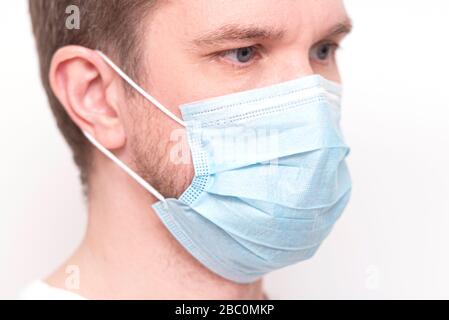 Ein Mann mit medizinischer Maske im Gesicht, Nahaufnahme eines Arztes in der Maske Stockfoto
