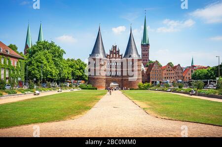 Klassischer Panoramablick auf die historische Innenstadt Lübecks mit berühmtem Holstentor an einem schönen sonnigen Tag mit blauem Himmel und Wolken im Sommer Stockfoto