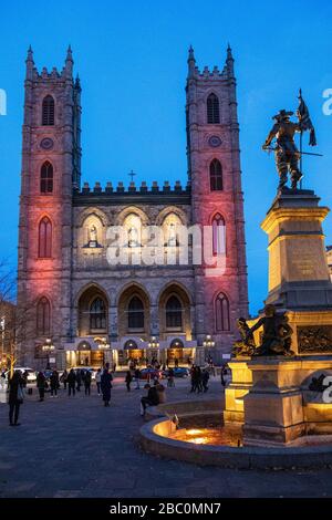 DENKMAL IN ERINNERUNG AN PAUL DE CHOMEDEY, SIEUR DE MAISONNEUVE, PLACE D'ARMES, MONTREAL, QUEBEC, KANADA Stockfoto