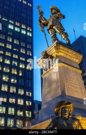 DENKMAL IN ERINNERUNG AN PAUL DE CHOMEDEY, SIEUR DE MAISONNEUVE, PLACE D'ARMES, MONTREAL, QUEBEC, KANADA Stockfoto