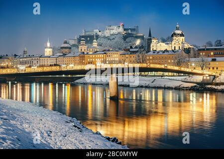 Historische Stadt Salzburg mit Salzach im Winter nachts Stockfoto