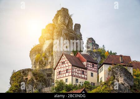 Typische Fachwerkhäuser auf einem Schwammrifffelsen im historischen Kirchdorf Tüchersfeld Stockfoto