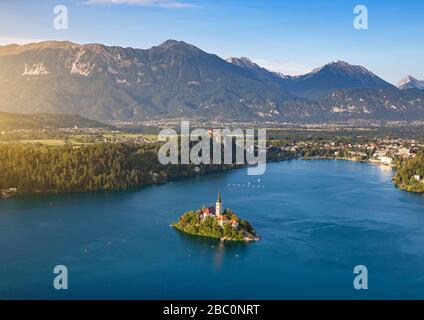 Lake Bled mit berühmter St. Marys Church of Assumption und Karawank Mountain Range Stockfoto