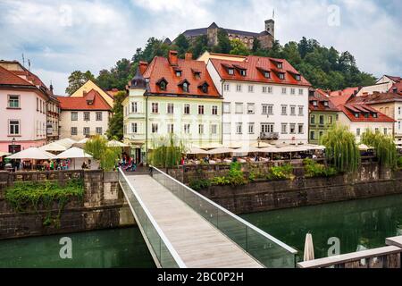 Wunderschöner Panoramablick auf die farbenfrohen historischen Gebäude im alten Stadtzentrum von Laibach mit berühmter Burg und dem Fluss Ljjjanica an einer stimmungsvollen da Stockfoto