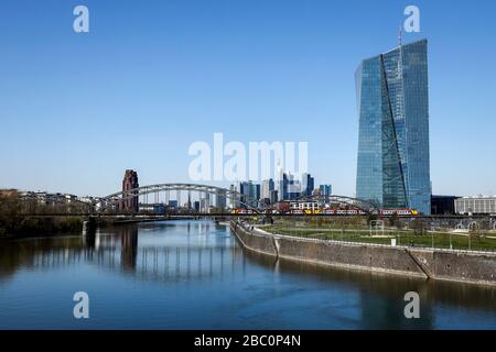 Frankfurt am Main, Hessen, Deutschland - EZB Europäische Zentralbank, Europäische Zentralbank, im Hintergrund die Skyline der Frankfurter Innenstadt. Frankfurt am Main Stockfoto