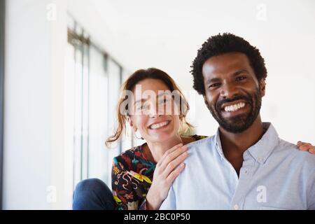 Portrait lächelnd, begeistertes multiethnisches Paar Stockfoto