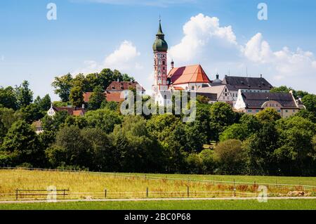 Schöne Aussicht auf historische Andechs Abbey im Sommer an einem sonnigen Tag, Landkreis Starnberg, Oberbayern, Deutschland Stockfoto