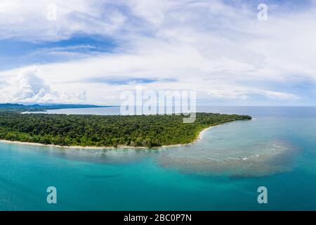 Luftaufnahme des Cahuita Nationalparks entlang der südlichen Karibikküste Costa Ricas. Stockfoto