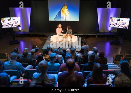 Zuschauer, die Sprecher auf der Bühne sehen Stockfoto
