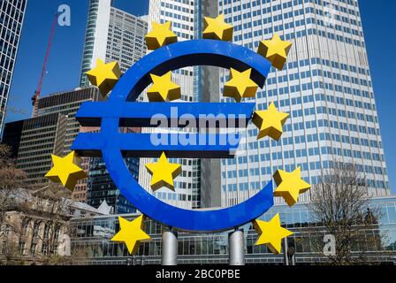 Frankfurt am Main, Hessen, Deutschland - die Euroskulptur vor dem Eurotower im Frankfurter Bankenviertel. Frankfurt am Main, Hessen, Deutschland Stockfoto