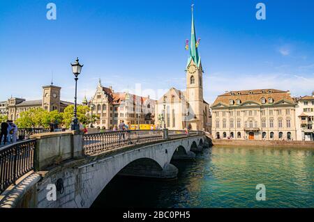 Schöner Blick auf die historische Innenstadt von Zürich mit berühmter Fraumunster Kirche und Schwäne an sonnigen Tagen auf der Limmat, Schweiz Stockfoto