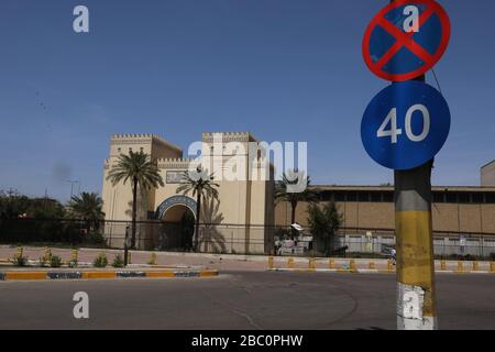 Bagdad. April 2020. Das am 2. April 2020 aufgenommene Foto zeigt das geschlossene irakische Museum in Bagdad, Irak. Der irakische Gesundheitsminister Jaafar Sadiq Allawii, der das irakische Krisenkomitee leitet, um COVID-19 zu enthalten, sagte am Dienstag, dass das Komitee beschloss, die Ausgangssperre bis zum 19. April zu verlängern. Credit: Zhang Miao/Xinhua/Alamy Live News Stockfoto