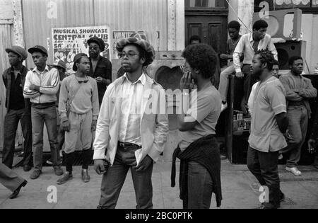 Black British Teenager 1980s UK hängen um ein Reggae Sound System Notting Hill Carnival 1981 England HOMER SYKES Stockfoto