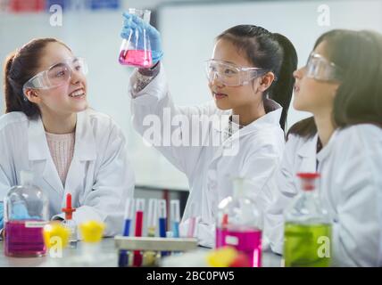 Studenten von Mädchen, die wissenschaftliche Experimente im Klassenzimmer des Chemielabors durchführen Stockfoto