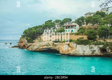 Cala Santanyi - schöne Landschaft mit Häusern an Klippen in Santanyi, Mallorca, Spanien Stockfoto