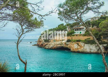 Cala Santanyi - schöne Landschaft mit Häusern an Klippen in Santanyi, Mallorca, Spanien Stockfoto