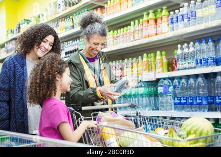 Mehrgenerationsfrauen kaufen im Supermarkt ein Stockfoto
