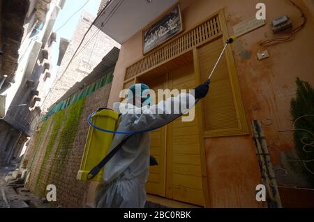 Peschawar, Pakistan. April 2020. Mitglieder des Teams der Stadtgesellschaft sprühen Desinfektionsmittel, um die Umgebung der Dilawar Khan Moschee und Straße nach einem Ausbruch des Corona-Virus in der Stadt Peschawar, Pakistan am 2. April 2020 zu sanieren. (Foto von Hussain Ali/Pacific Press/Sipa USA) Credit: SIPA USA/Alamy Live News Stockfoto