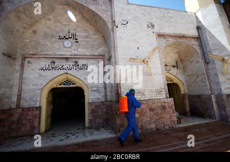 Peschawar, Pakistan. April 2020. Mitglieder des Teams der Stadtgesellschaft sprühen Desinfektionsmittel, um die Umgebung der Dilawar Khan Moschee und Straße nach einem Ausbruch des Corona-Virus in der Stadt Peschawar, Pakistan am 2. April 2020 zu sanieren. (Foto von Hussain Ali/Pacific Press/Sipa USA) Credit: SIPA USA/Alamy Live News Stockfoto