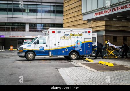 New York City, Vereinigte Staaten. März 2020. Provisorische Leichenhalle im Bellevue Krankenhaus in Manhattan, wo Kühlwagen den Überlauf der Körper des Patienten halten, die aufgrund von Covid-19 sterben. (Foto von Steve Sanchez/Pacific Press/Sipa USA) Credit: SIPA USA/Alamy Live News Stockfoto