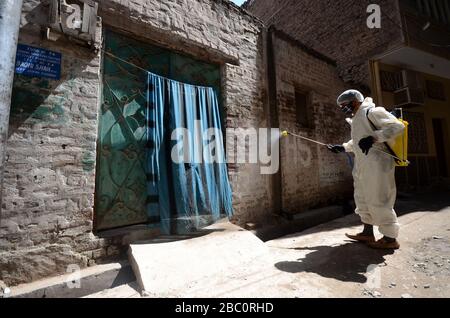 Peschawar, Pakistan. April 2020. Mitglieder des Teams der Stadtgesellschaft sprühen Desinfektionsmittel, um die Umgebung der Dilawar Khan Moschee und Straße nach einem Ausbruch des Corona-Virus in der Stadt Peschawar, Pakistan am 2. April 2020 zu sanieren. (Foto von Hussain Ali/Pacific Press/Sipa USA) Credit: SIPA USA/Alamy Live News Stockfoto