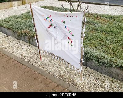 Bambrüdge, Belgien, 30. März 2020: Weißes Banner mit farbenfrohem Text: "Danke allen, liebe dich, sei stark" Ausdruck von Dankbarkeit und Ermutigung für die, die während der Coronakrise helfen. Auf Englisch. Stockfoto