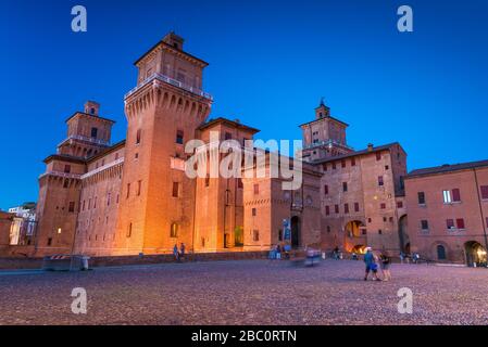 Ferrara - Juli 2017, Emilia Romagna, Italien: Schloss von Ferrara (Castello Estense) am Abend Stockfoto