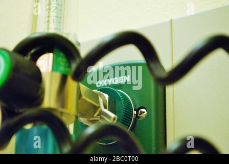 Durchflussmesser des Sauerstoffanschlusses im Notaufnahme Stockfoto