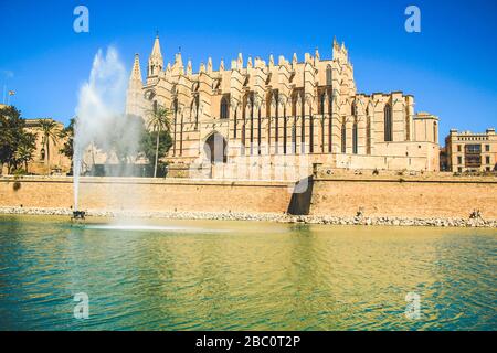 Palma, Mallorca/Spanien - 26. März 2018: Kathedrale Santa Maria von Palma, auch bekannt als La Seu, in der Hauptstadt Palma de Mallorca Stockfoto