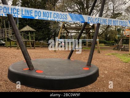 High Wycombe, Großbritannien. April 2020. Polizeiband wird verwendet, um einen Spielbereich für Kinder auf dem Gelände des Rye Park in High Wycombe während des Kovid-19-Ausbruchs zu schließen, bei dem sich das Land in einem eingeschränkten Sperrgebiet befindet. Foto von Andy Rowland am 02. April 2020. Kredit: Prime Media Images/Alamy Live News Stockfoto