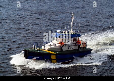 Schiffe Pilot und Crewman machen sich bereit, ein Schiff zu besteigen Vom ABP-Pilotboot Scotia im Firth of Clyde, Schottland Stockfoto