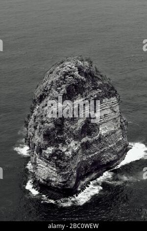 Luftaufnahme einer kleinen Insel neben Nusa Penida (Schwarzweiß), Bali, Indonesien Stockfoto