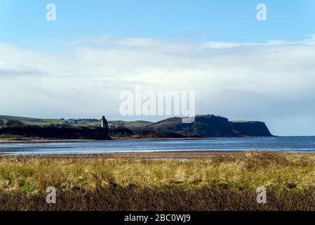 Ayr Beach mit Blick nach Süden zu den Heads of Ayr, Schottland, Großbritannien Stockfoto