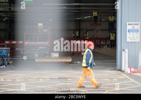 Abgebildet: Glasgow, Großbritannien. April 2020. Abgebildet: Szenen, die die Einrichtung und den Bau der neuen medizinischen Einrichtung NHS Scotland zeigen, die auf dem Scottish Events Campus (SEC) in Glasgow erstellt wird, sollen NHS Louisa Jordan heißen, nachdem Gesundheitsministerin Jeane Freeman angekündigt hat, dass das temporäre Krankenhaus nach Schwester Louisa Jordan benannt wird. Eine Krankenschwester aus dem ersten Weltkrieg, die im aktiven Dienst in Serbien im Jahr 1915 starb. Kredit: Colin Fisher/Alamy Live News Stockfoto